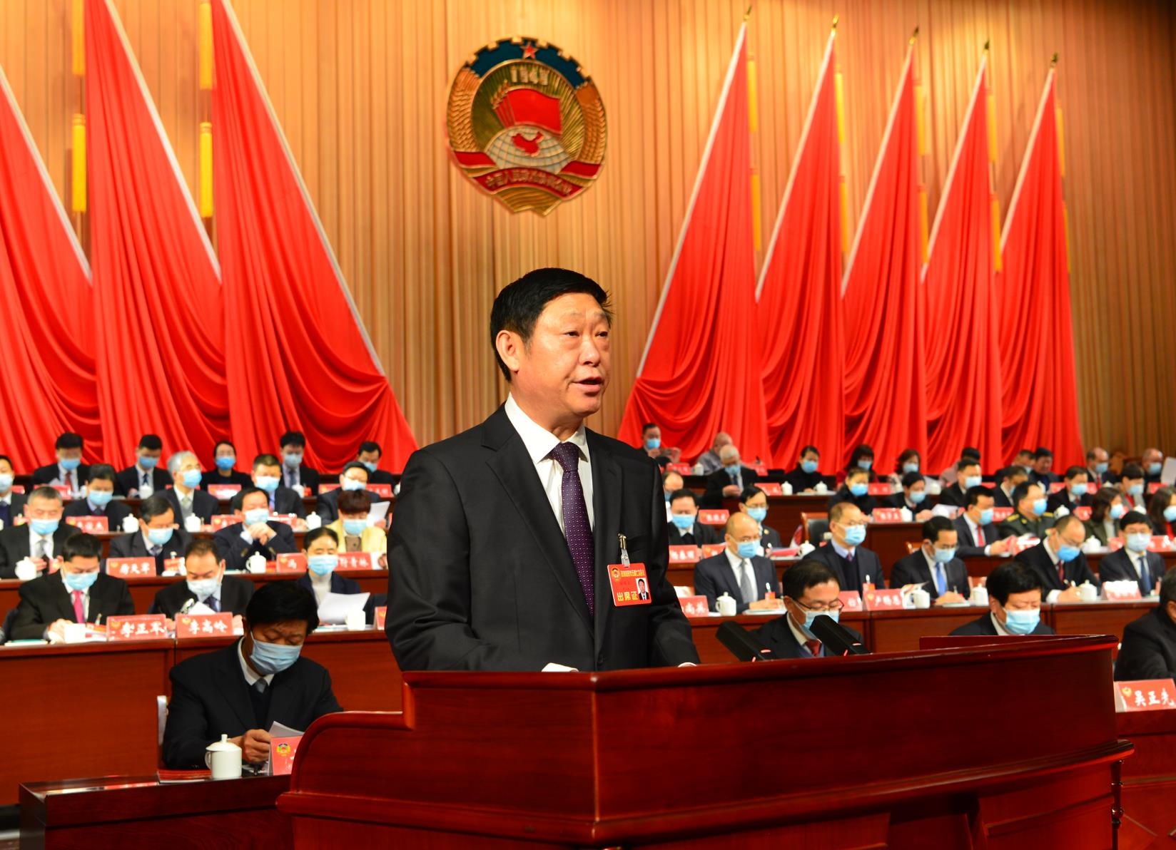 信阳市政协五届七次会议开幕 孙同占报告工作