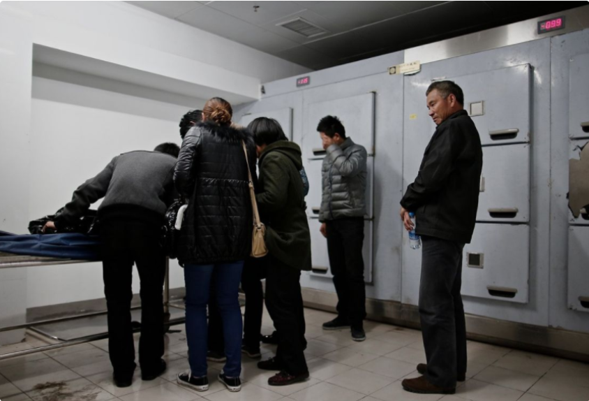 真实殡葬业:太平间基本被承包经营,漫天要价,赚得盆满钵满