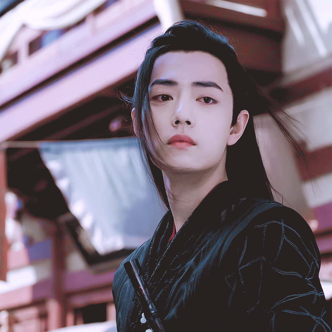 "魏无羡分明是一个神采飞扬,明俊逼人的少年,眼角