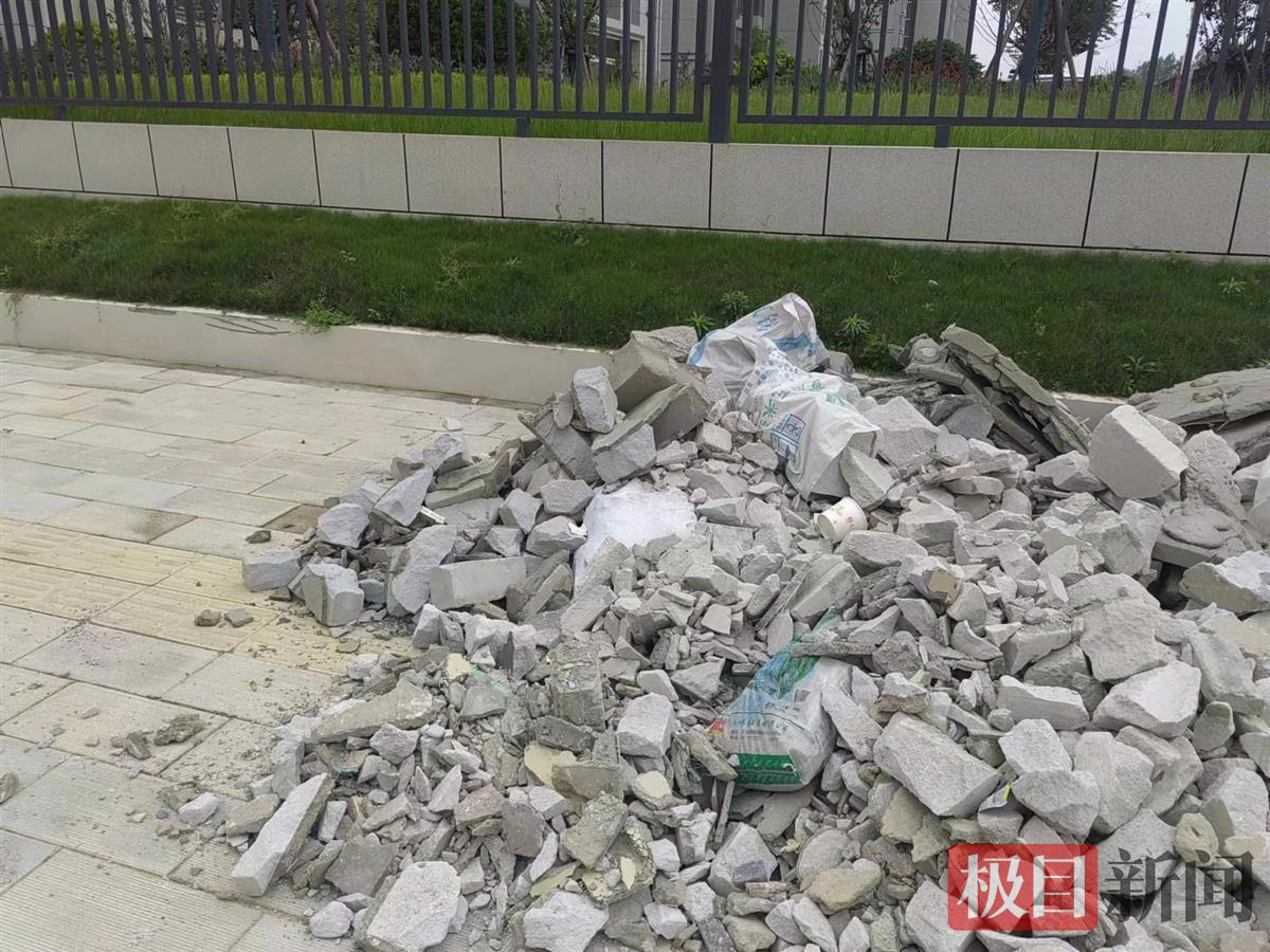 武汉一物业公司将建筑垃圾堆放在道路旁未及时清运,城管部门责令限期