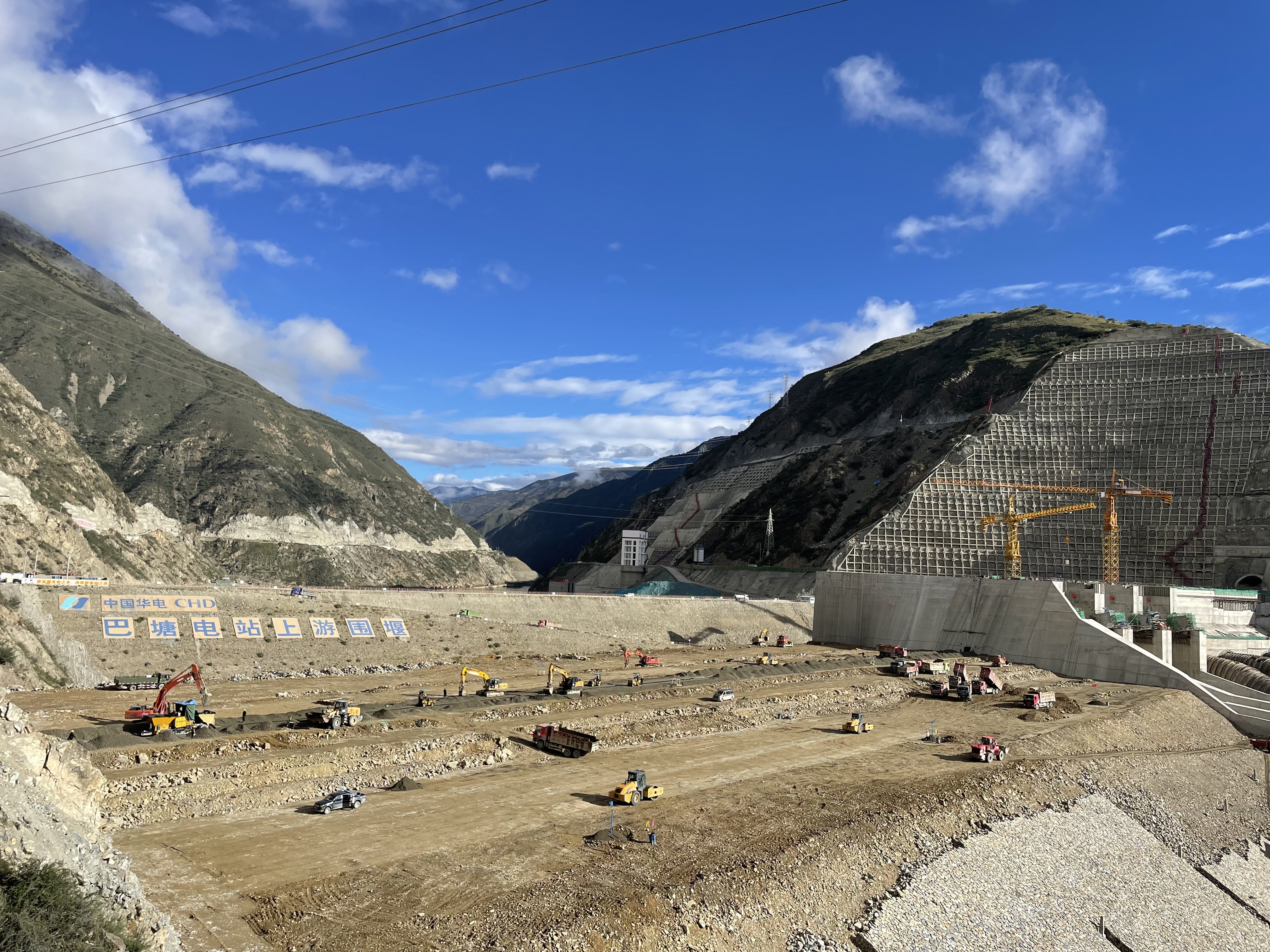 金沙江上游巴塘水电站大坝填筑到顶