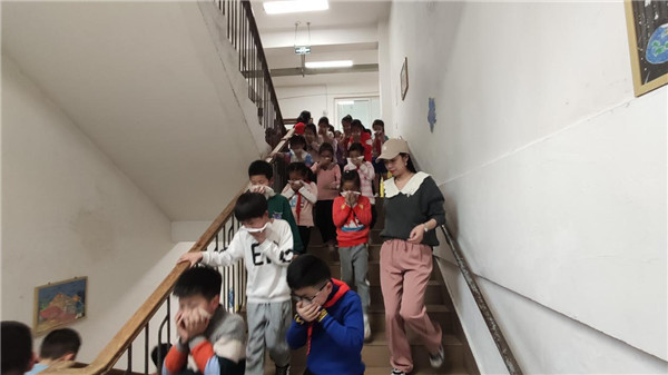 成都市清波小学进行防火疏散演练,提高学生应变能力