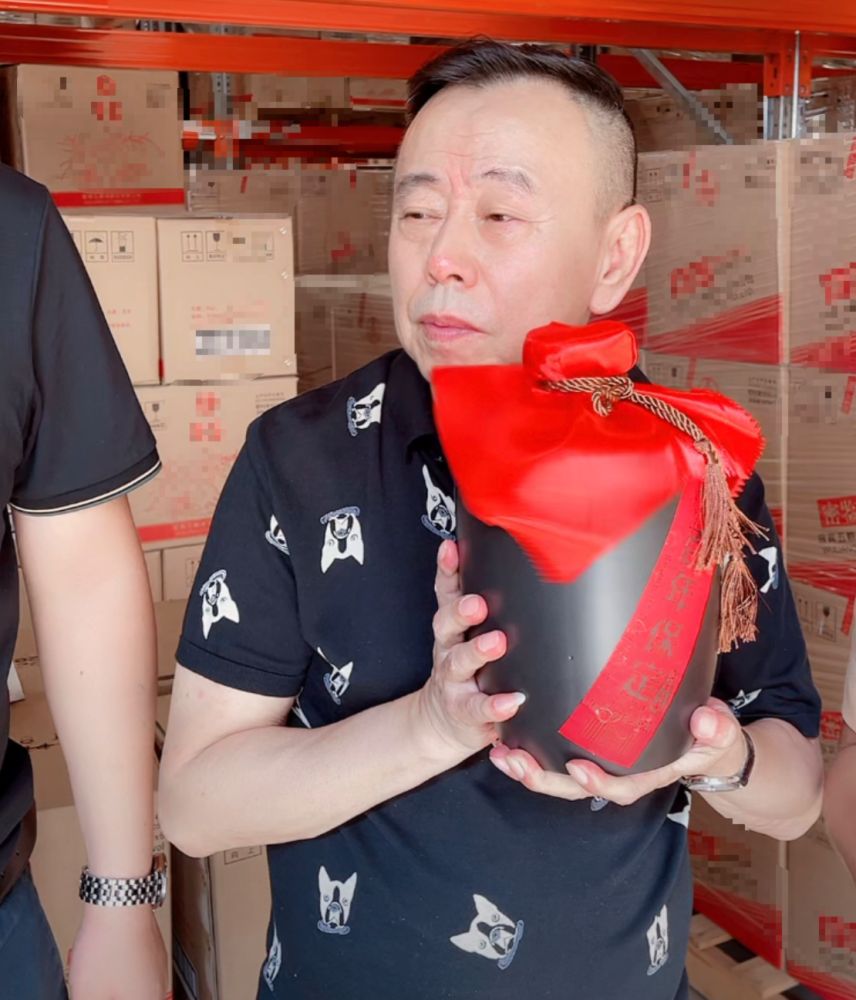 不愧是老戏骨!潘长江直播卖茅台酒,直播损失上千万