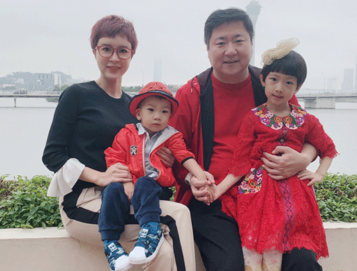 金巧巧常晒出一家四口的合影,儿女双全,每每都能收获不少祝福.