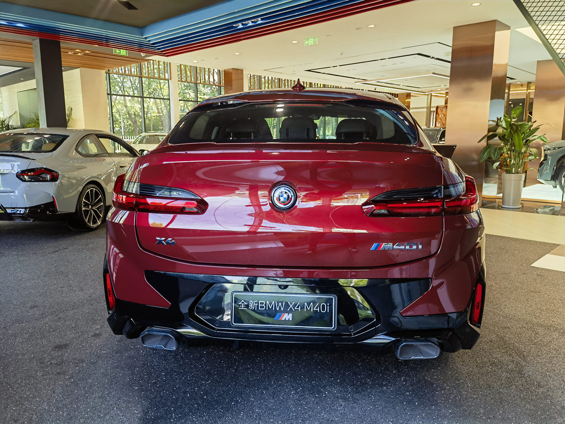 宝马x4 m40i:3.0tl6 333马力,砂金石红车漆 21轮 恶魔耳后视镜