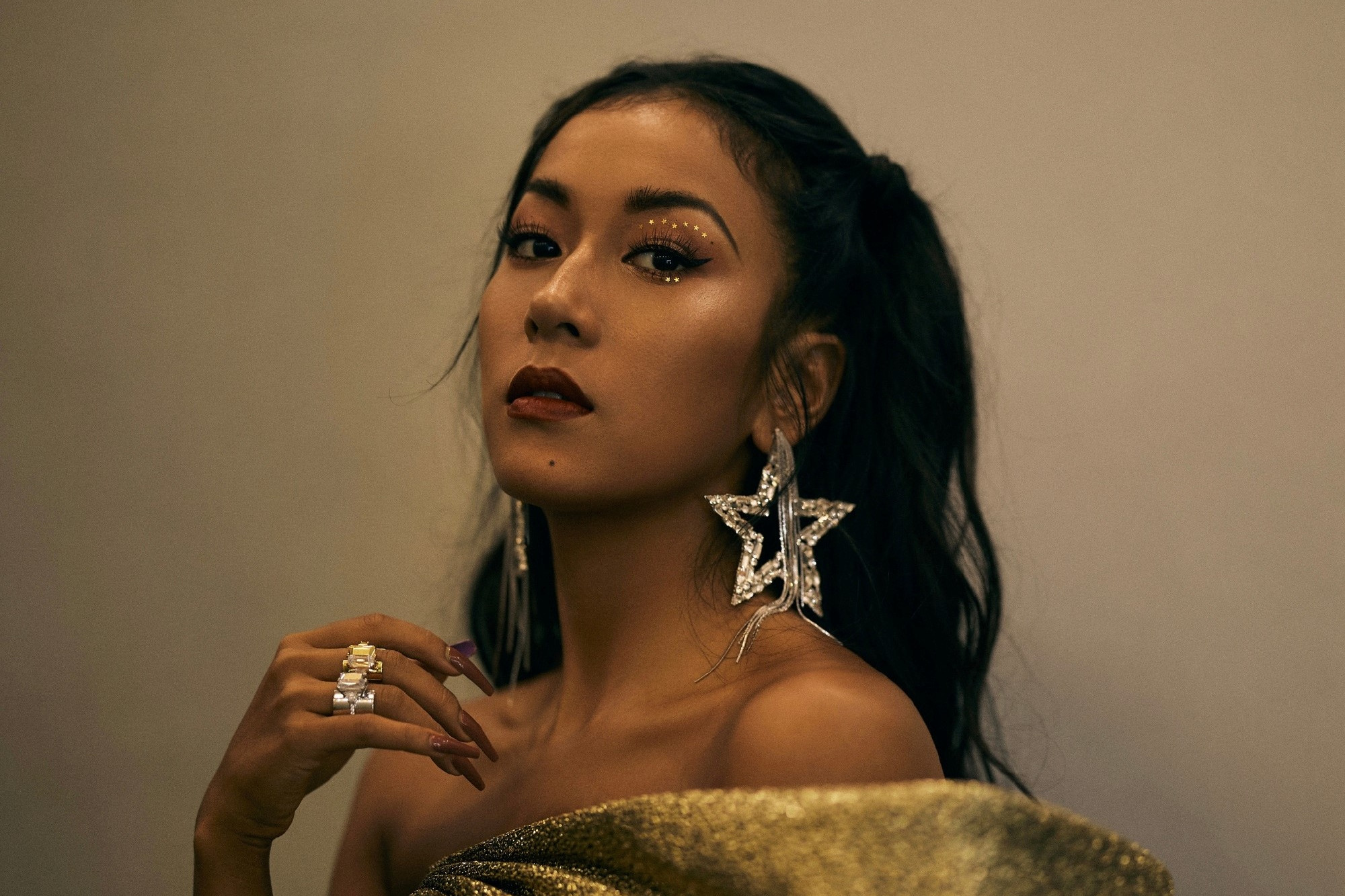 吉克隽逸"美黑"穿搭太撩人,亮眼又吸睛,谁说黑皮女孩不时尚?