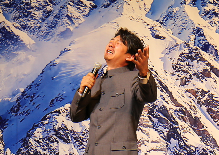 上篇依托《长征组歌》排练场,由三位讲述人,讲述了张惠林,李树田,王克