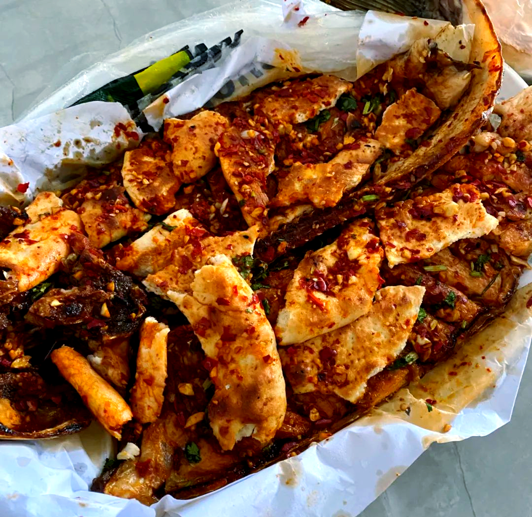 莎车美食之旅:从烤全羊到夜市的盛宴