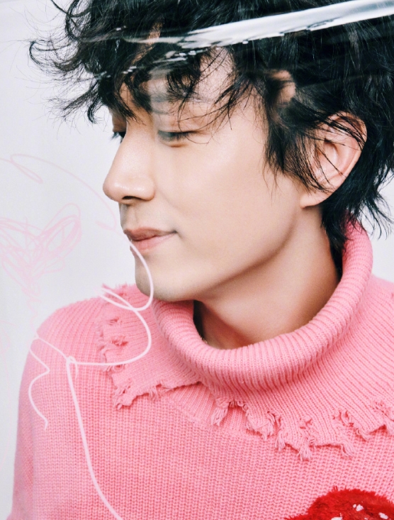 李承铉粉色毛衣配上蓬松的卷发~真的太温柔了