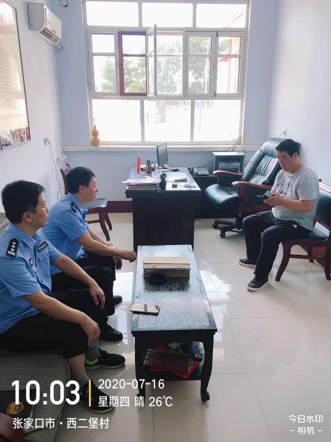 涿鹿县公安局涿鹿镇派出所所长刘志东深入辖区行政村走访