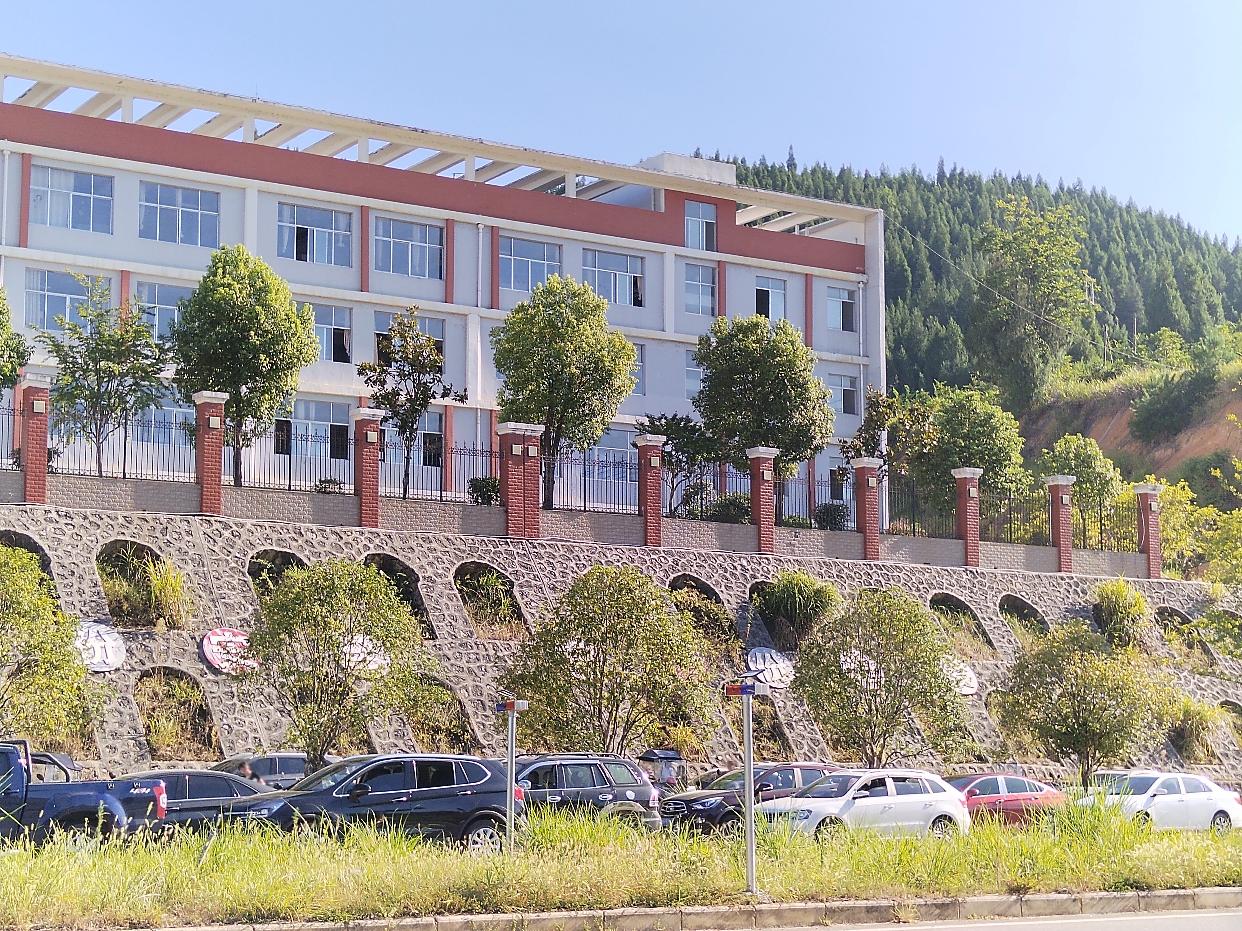 岑巩四中开学第一天学生排队入校