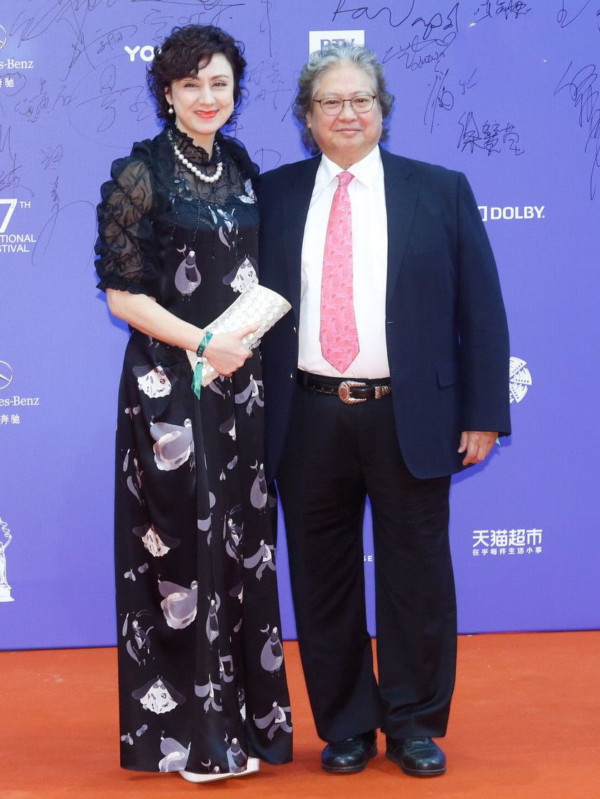 洪金宝妻子高丽虹真惊艳,一把年纪穿碎花裙依然贵气,风韵依旧