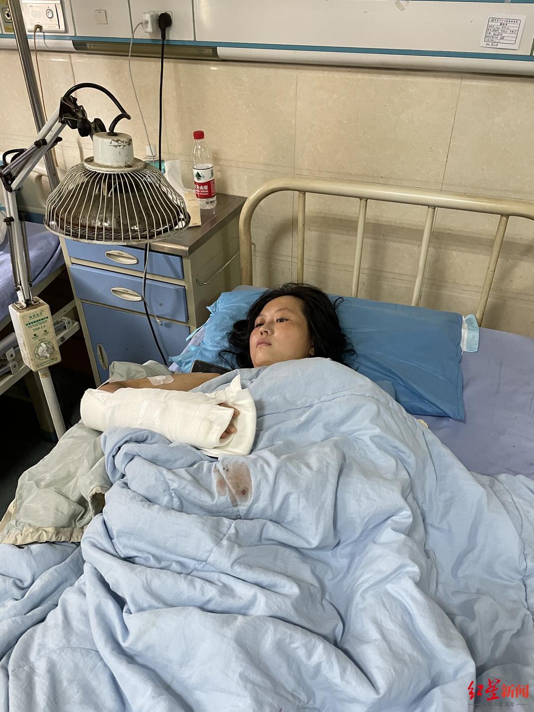 离婚途中妻子遭丈夫持刀砍伤无钱医治 两儿子抚养成难题