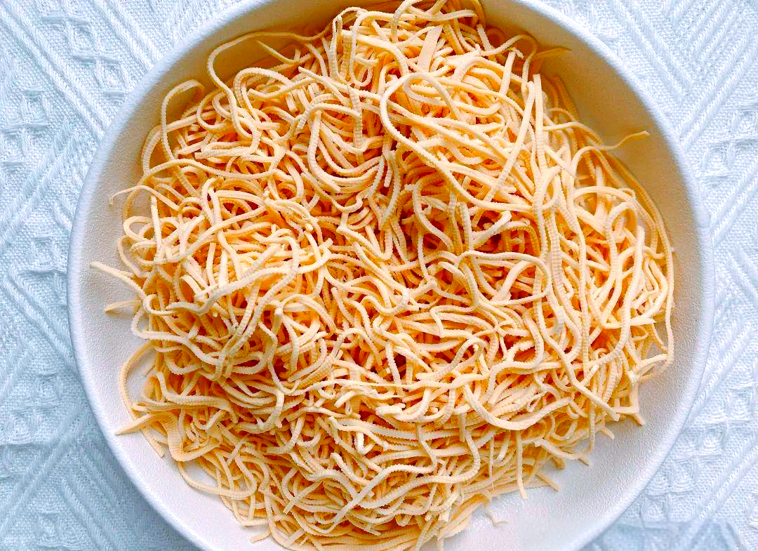 然而,如今市面上已有现成的干丝可供选择,无需自行繁琐切割,因此这一