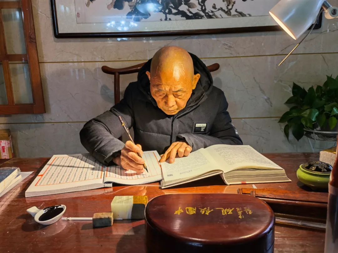 宁乡七旬老人手抄四大名著,用时三年毛笔书写300多万字!佩服