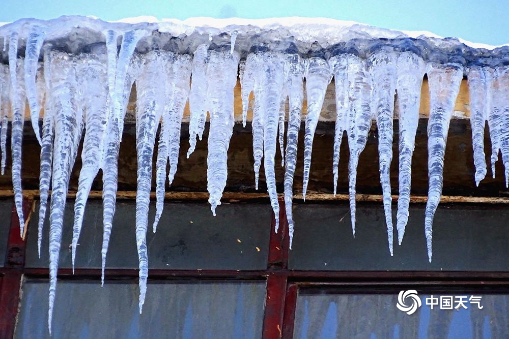 哈尔滨:强降雪后冰溜子遍布街头 构成别样风景