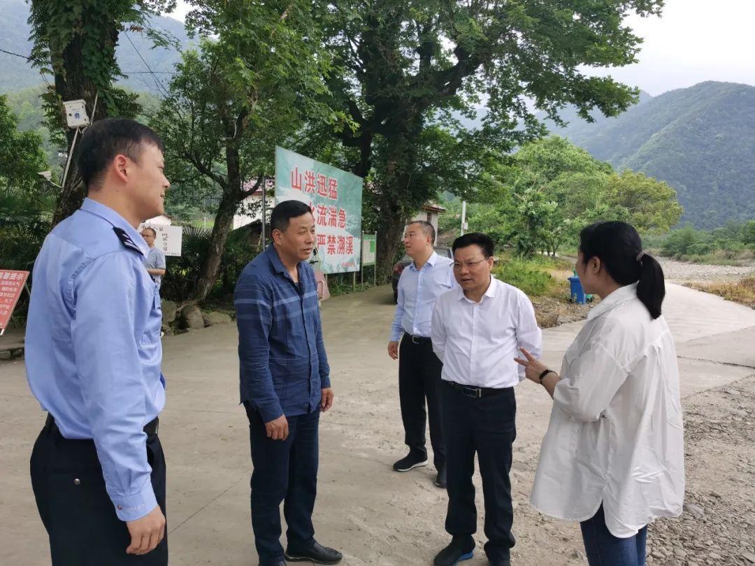 龙卿吉赴靖安县督导"五一"假期安全防范工作