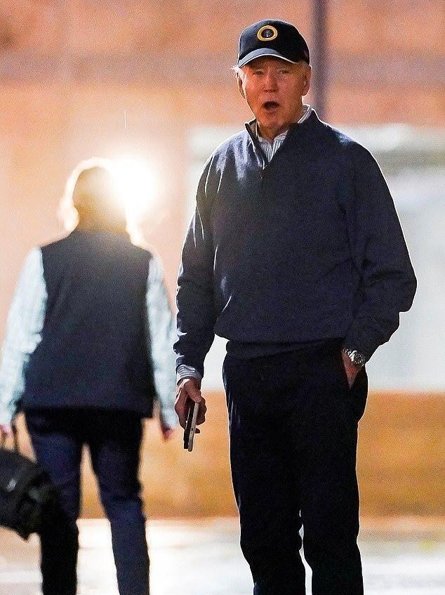 老美总统的suv被撞,特勤局保镖掏枪了,路边的81岁拜登双目圆睁