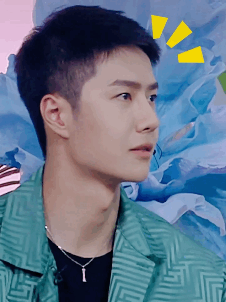 王一博《天天向上》害羞系列又更新了,无所适从就会到处找掩体.