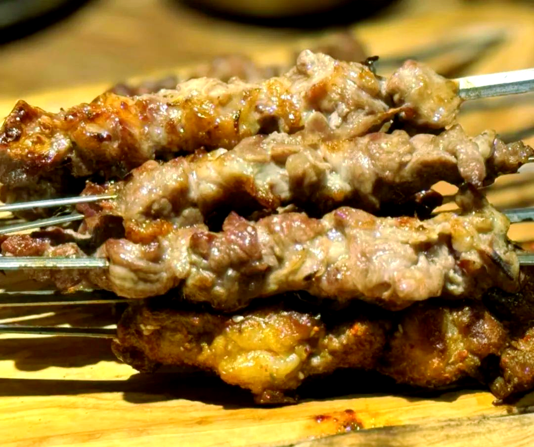 来新疆,体验不一样的楼兰秘烤美食与服务