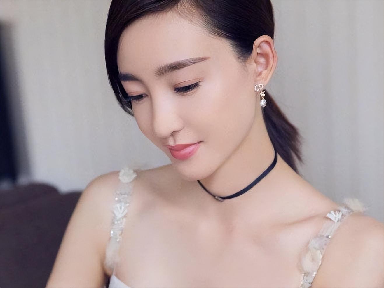 王丽坤整容?脸部僵硬,眼睛大小不一样像换了个人