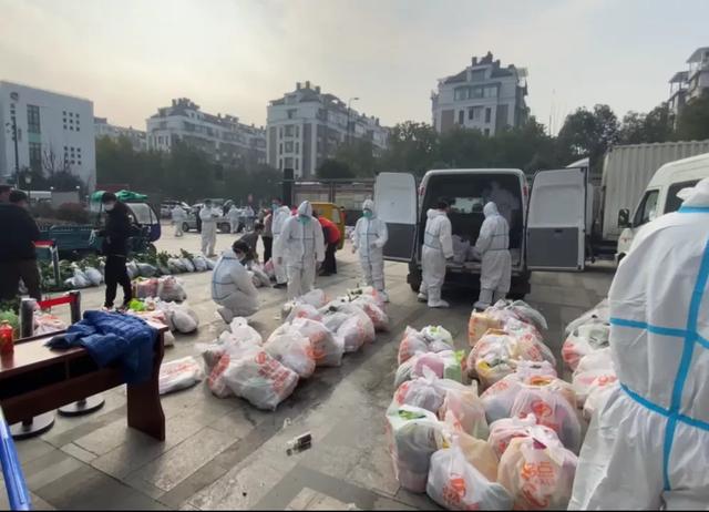 今天上午,封控區住戶的朋友圈裡,這段文字刷屏了