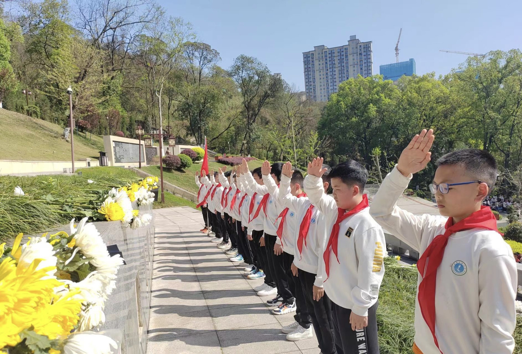 清明祭英烈:四川超69万人走进烈士陵园缅怀先烈