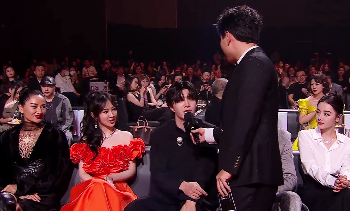 时尚芭莎折射内娱咖位:王嘉尔压轴,流量cp靠边坐,85花拉开差距