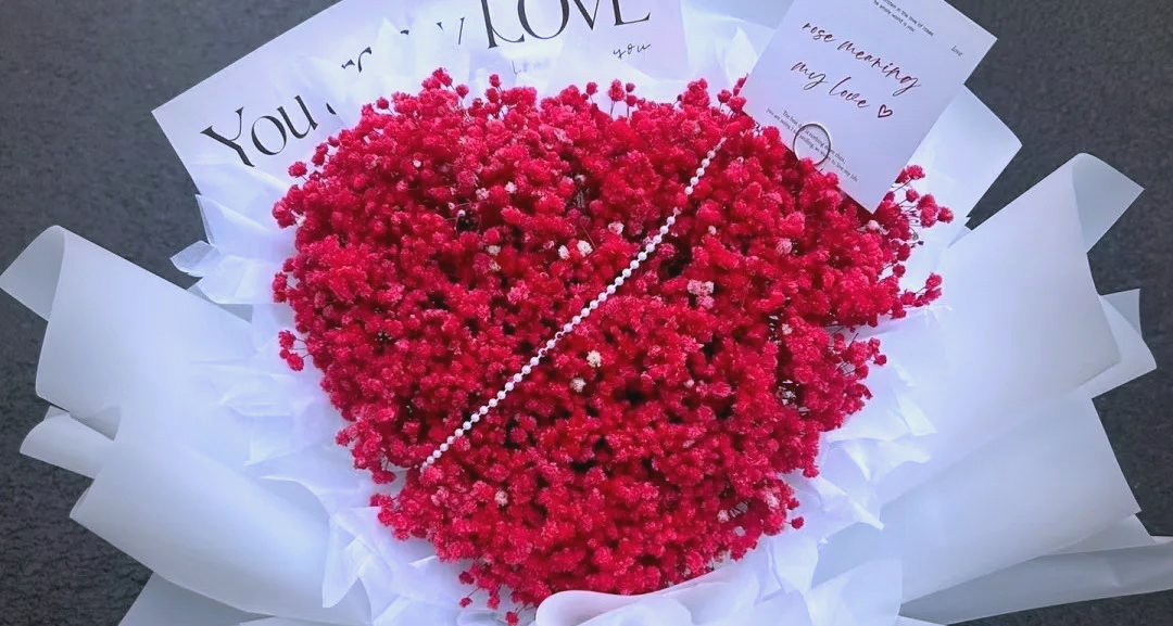 红色满天星的花语红色满天星,这一象征着热恋与真爱的花朵,常被搭配在