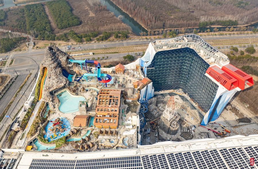 垂直落差达60米,世界最大室内滑雪场在临港建设收尾,计划年内开业