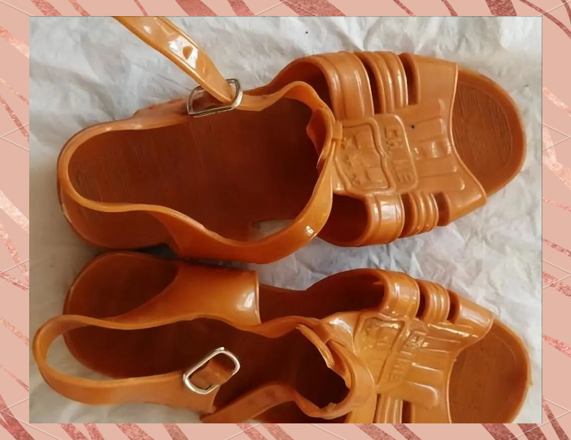 塑料凉鞋在七八十年代是孩子们的夏日必备