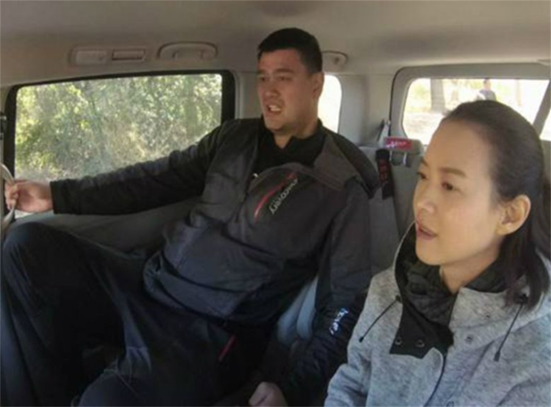 奔驰给姚明定制的座驾,车里面到底什么样子,今天带你来了解一下