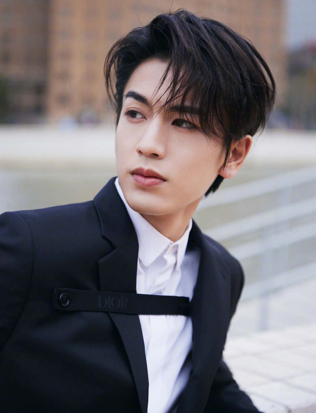 张凌赫出席dior2022冬季男装秀活动,上演黑色西装杀