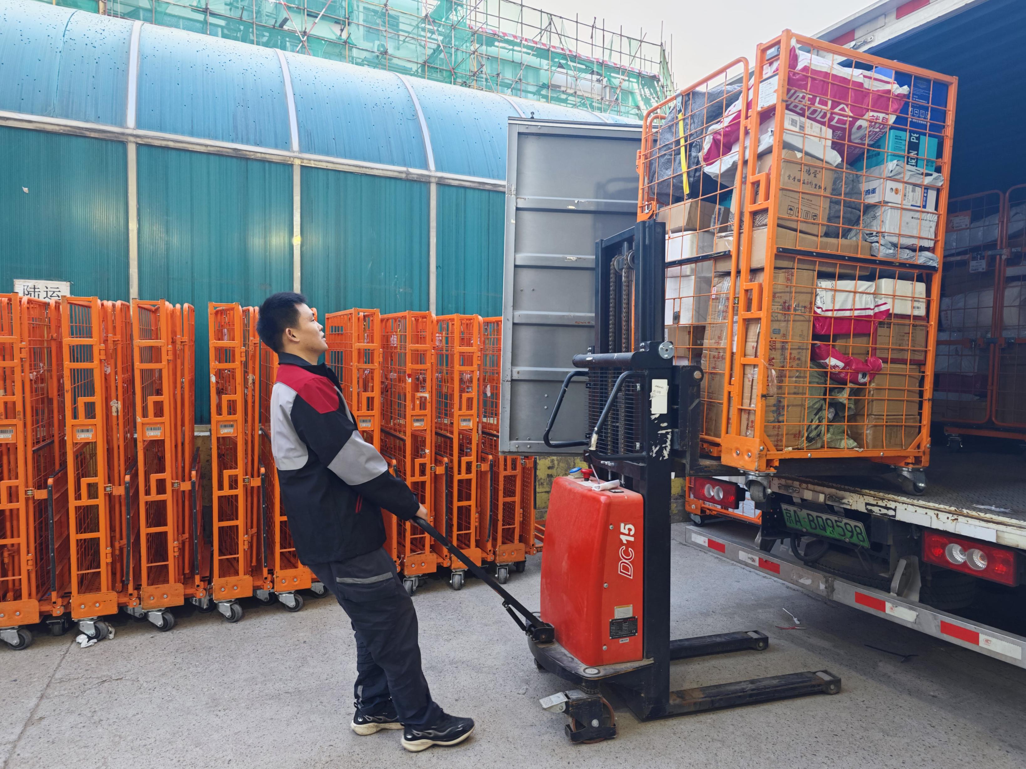 节日我在岗丨节日里仍然忙碌的快递小哥,只为快件及时送达