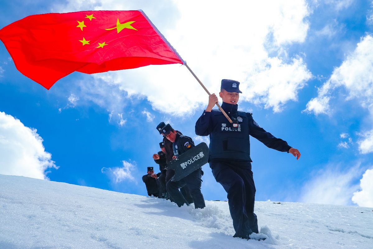 新疆喀什:海拔4900米 移民管理警察 踏雪巡边