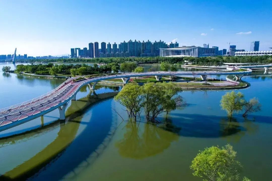 港大桥一片车水马龙的景象广运大桥横亘于灞河之上作为交通干线东三环