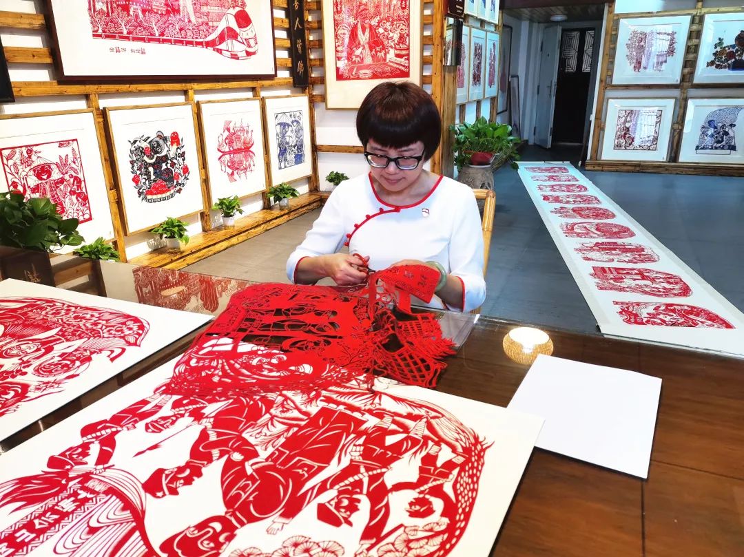 榜样在身边手艺人周冬梅以匠心守初心以巧剪画时代