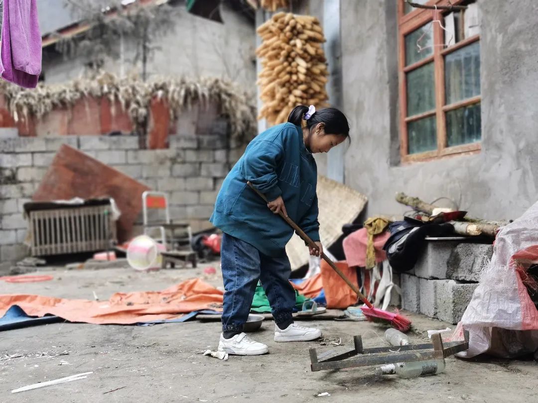 以卖艺为生的歌手,坏了嗓子无法赚钱,女儿穿的都是二手旧衣服