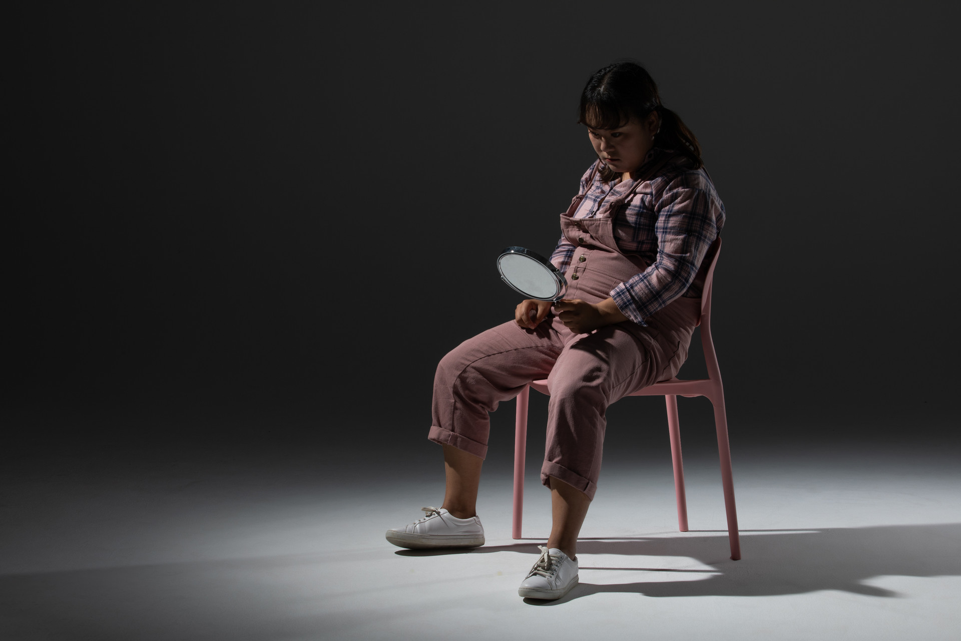 为什么女生长得一般,却有很多男生喜欢?她们都懂得费斯汀格效应