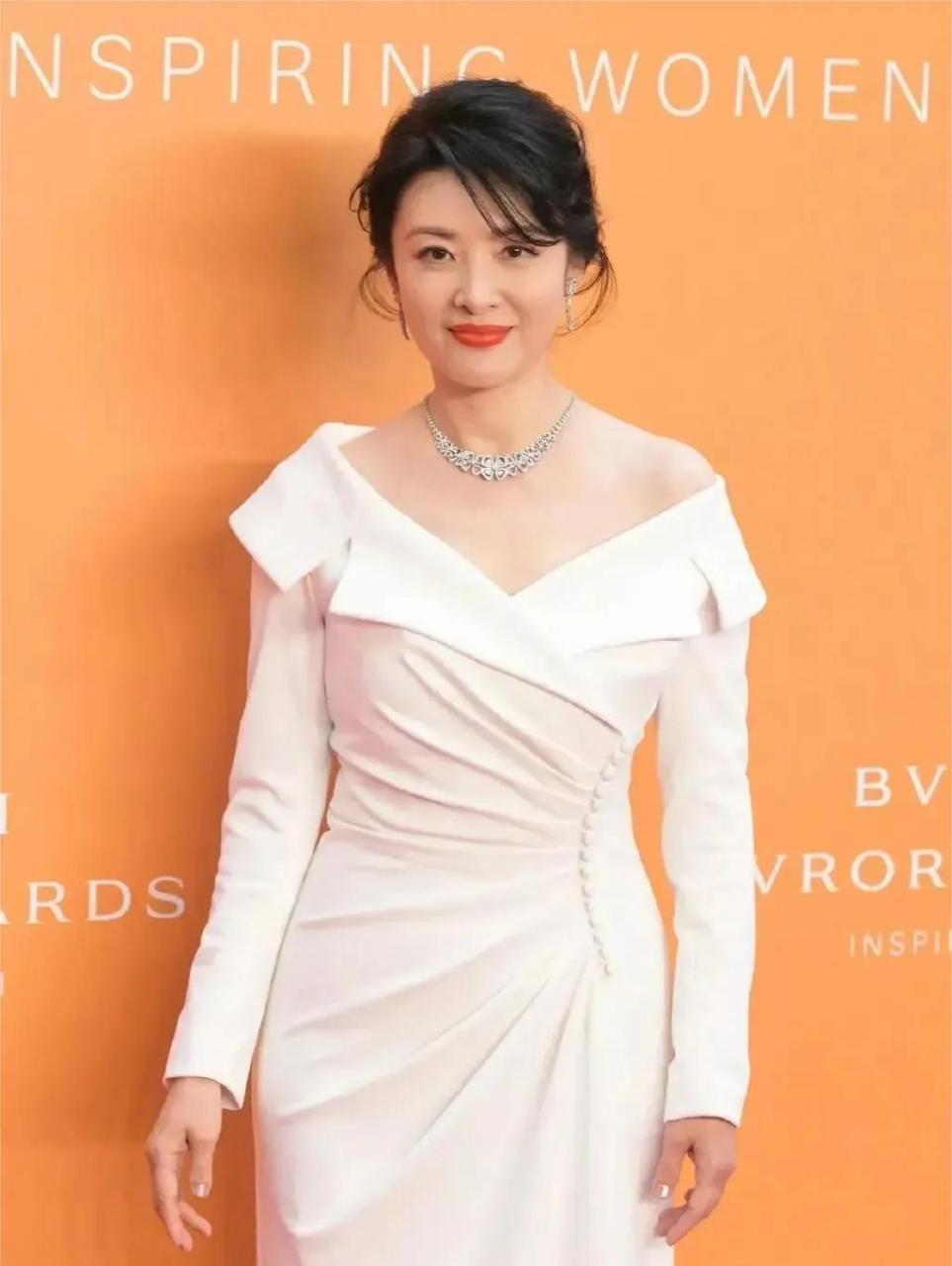 55岁"央视一姐"周涛惹众怒遭驱赶?一张照片暴露隐藏21年的秘密!