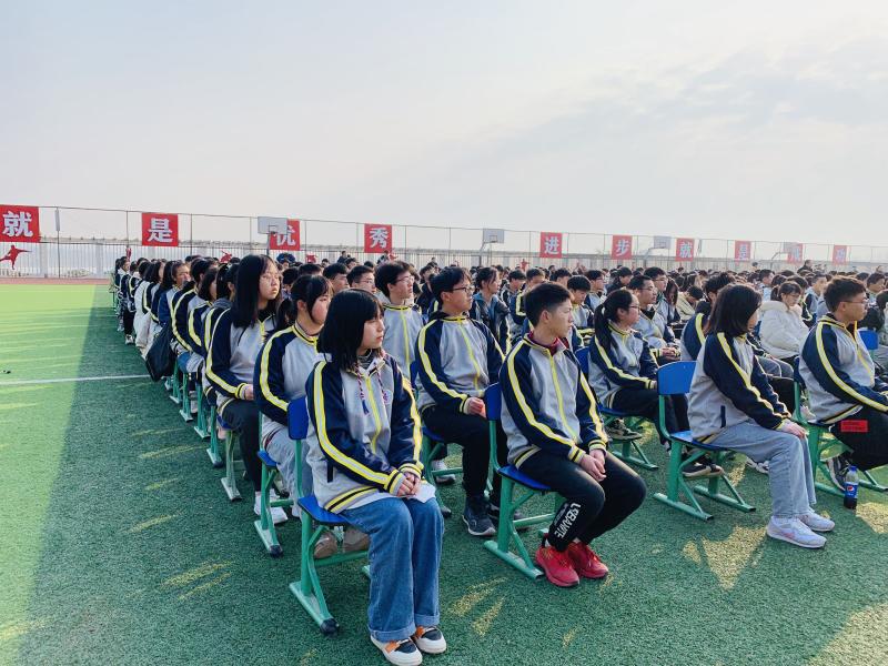 涪城区丰谷中学:开学法治第一课平安校园共建设