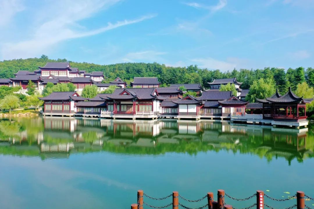 华夏城景区景区优惠联系电话:0631-5319122展览地点:威海市美术馆1号