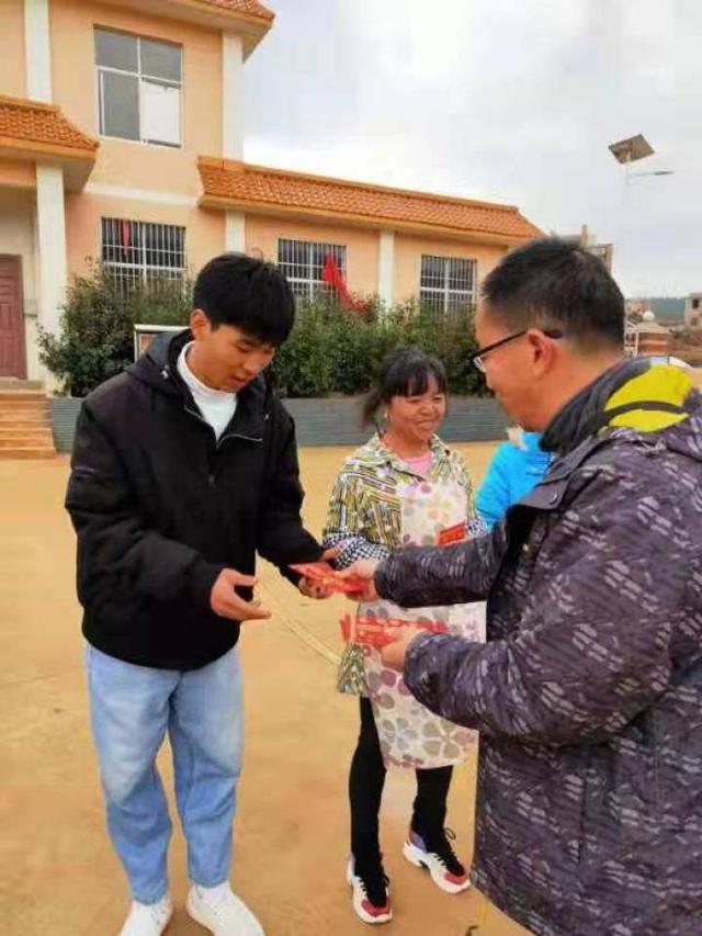 麒麟区民宗局到珠街街道联合村看望慰问少数民族干部群众