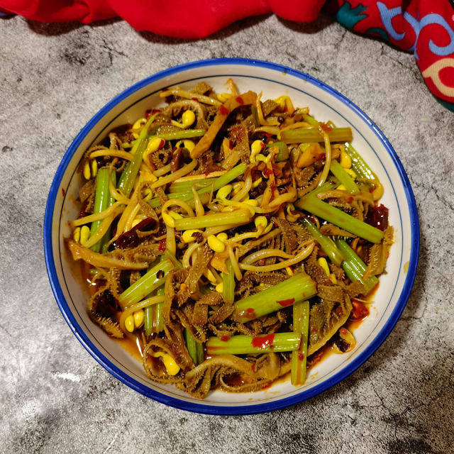 黄豆芽芹菜炒毛肚,麻辣鲜香,美味下饭