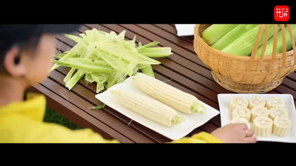 生吃爆浆!昆明小渔村的"牛奶水果玉米"又火了