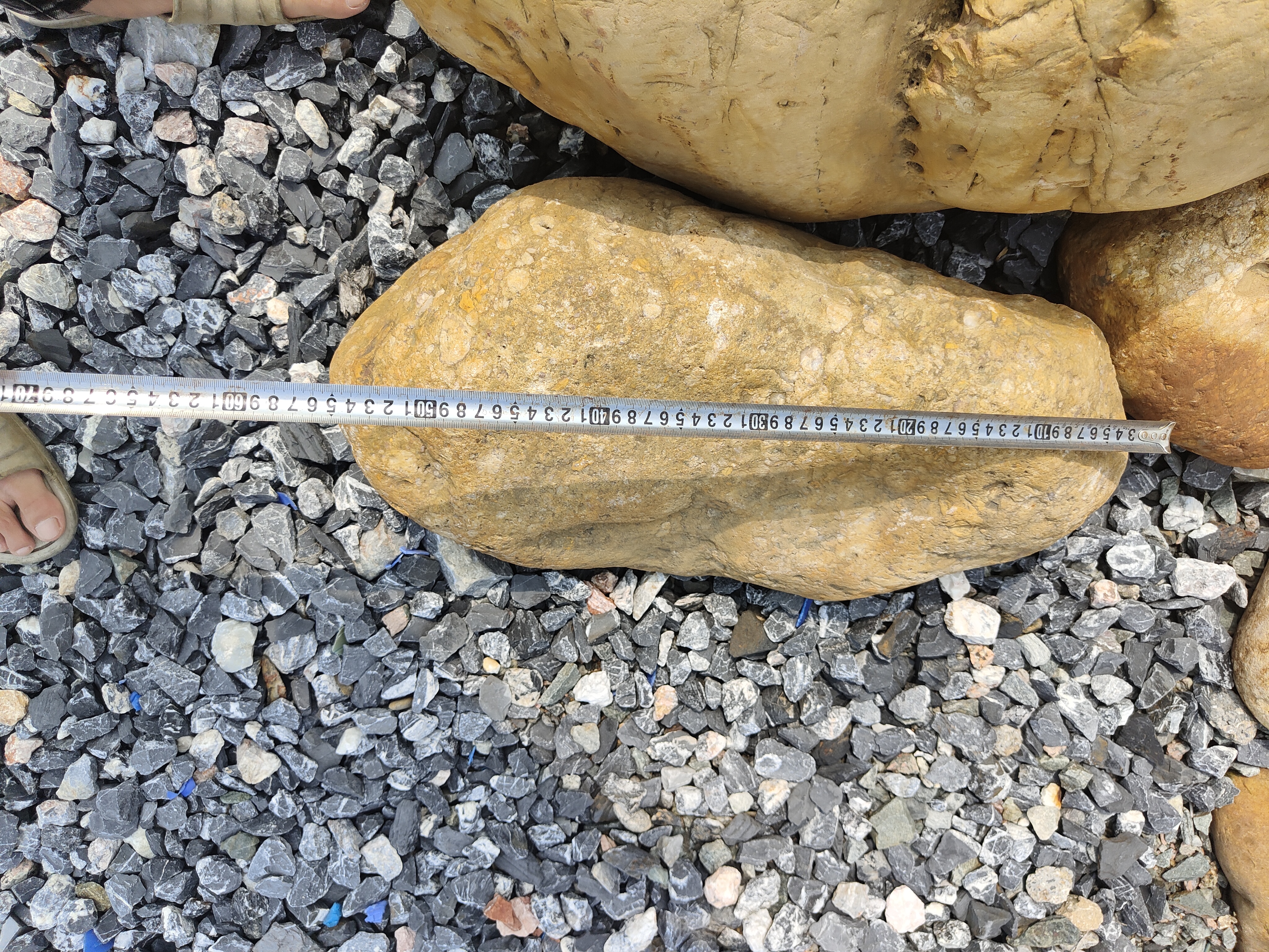 河卵石原石多少钱,30-60cm的河卵石图片,变电站30-60cm的河卵石