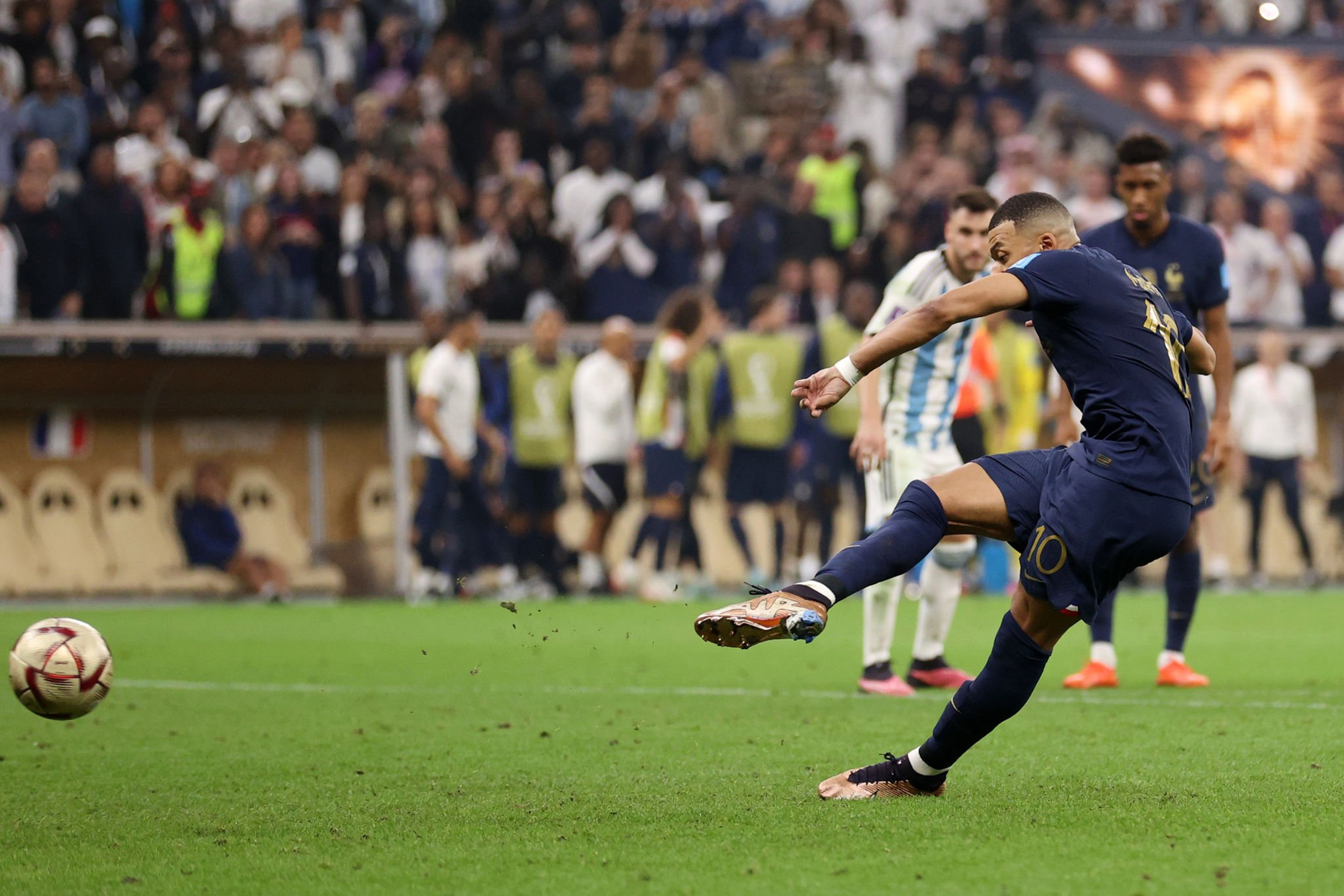 点球 凌空扫射!姆巴佩神了,短短2分钟:法国0-2变2-2,梅西苦笑