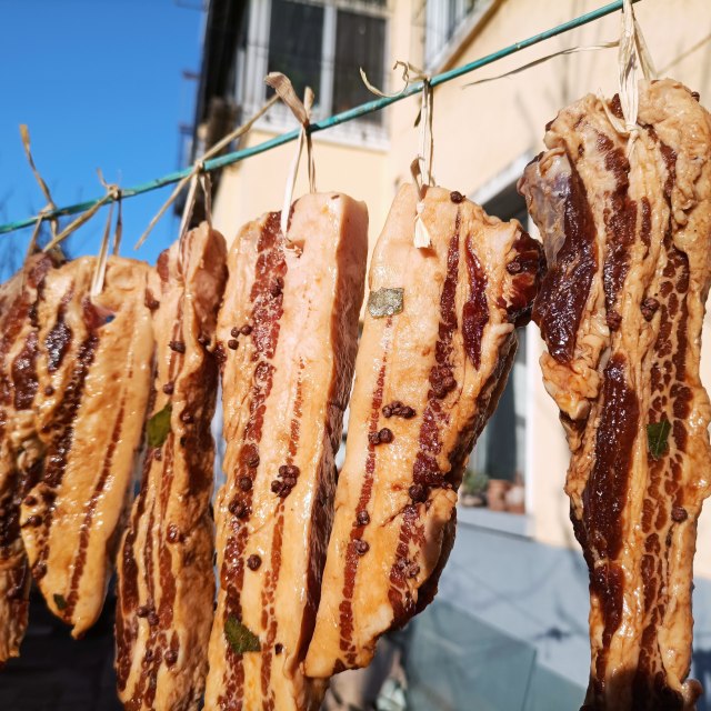 天气太热怎么样晒腊肉_(怎么样的天气才能晒腊肉)
