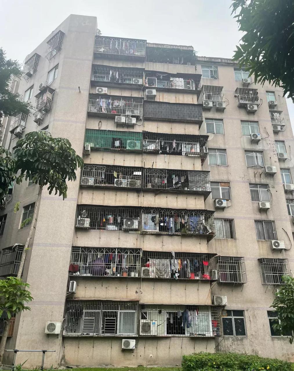 网友贴图,这是深圳的老房子,还要6万元一平方.