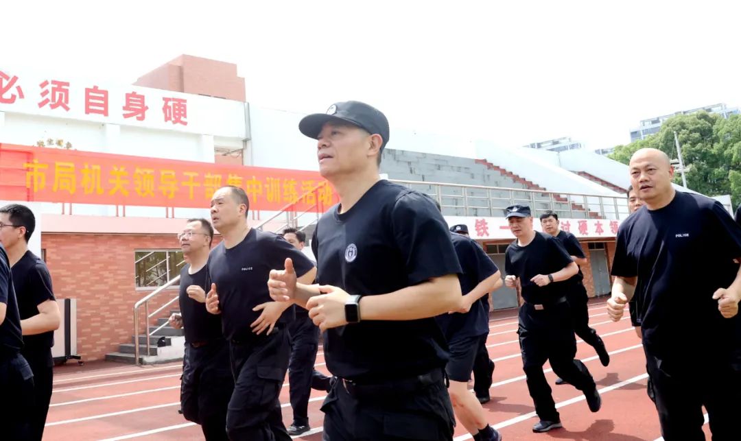 这是5月9日上午,在台州市人民警察培训学校训练场的场景.